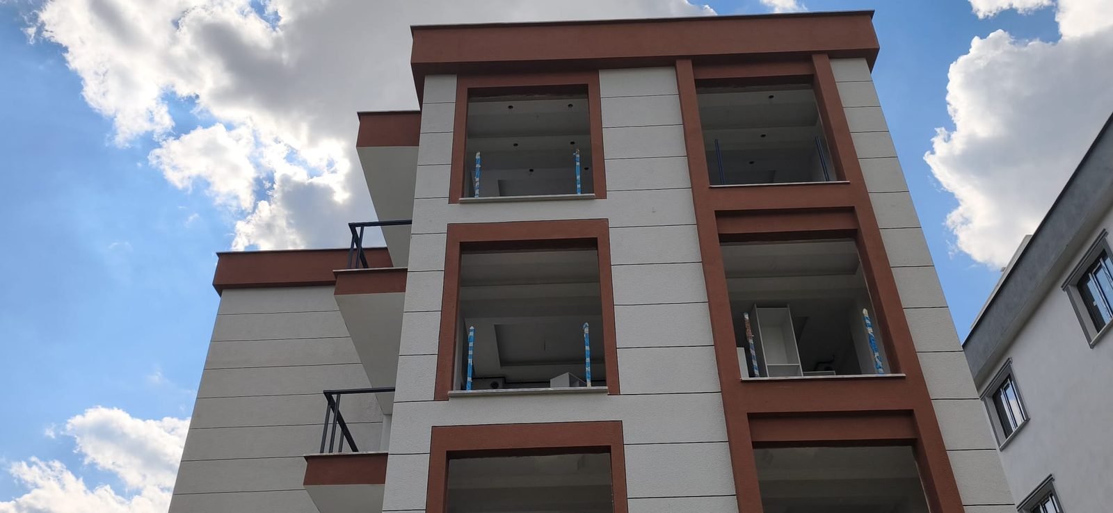 Kırmızı çerçeveli apartman cephesi