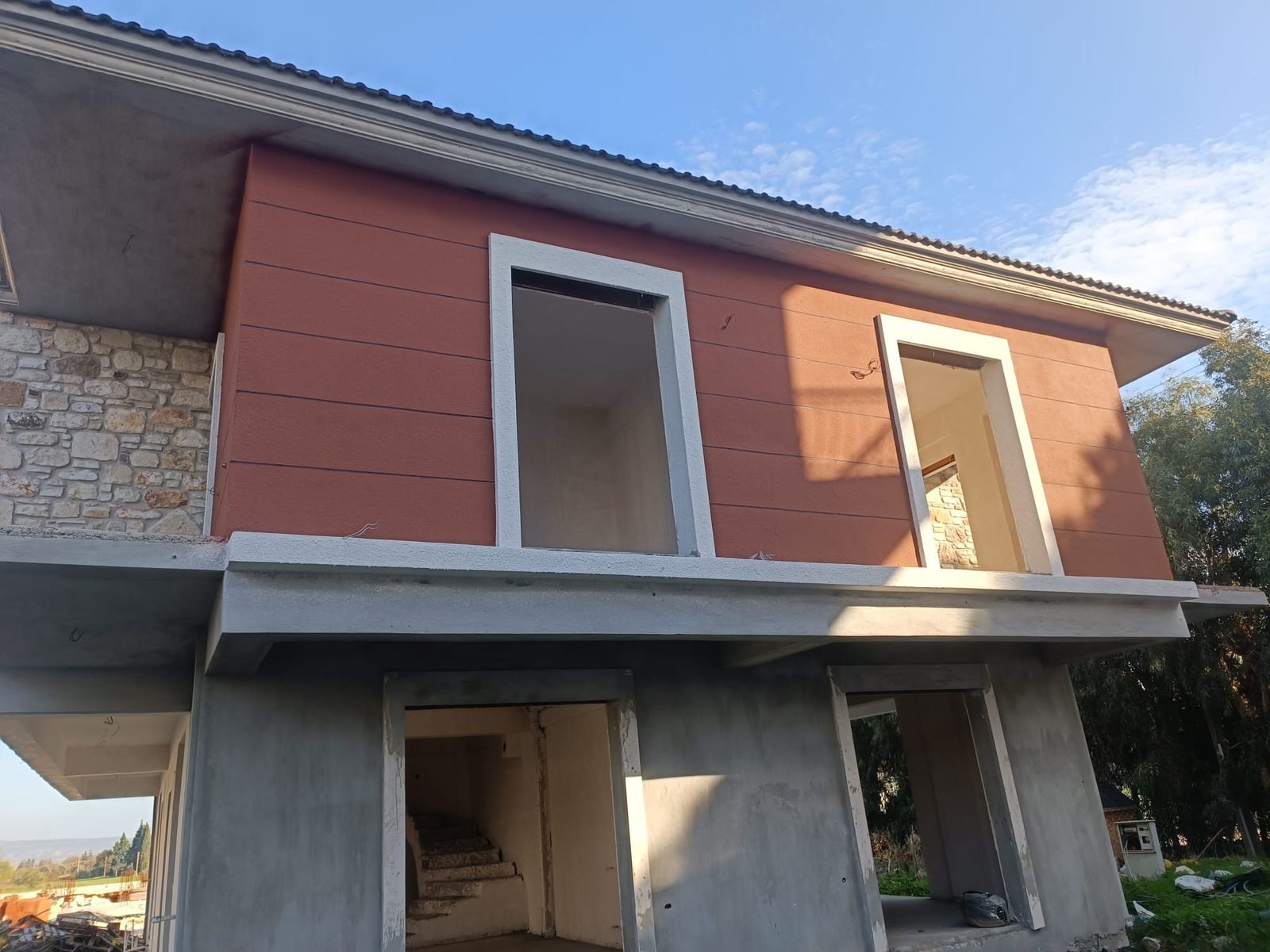 Taş ve kiremit rengi kombinli villa cephesi
